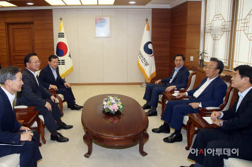 간담회