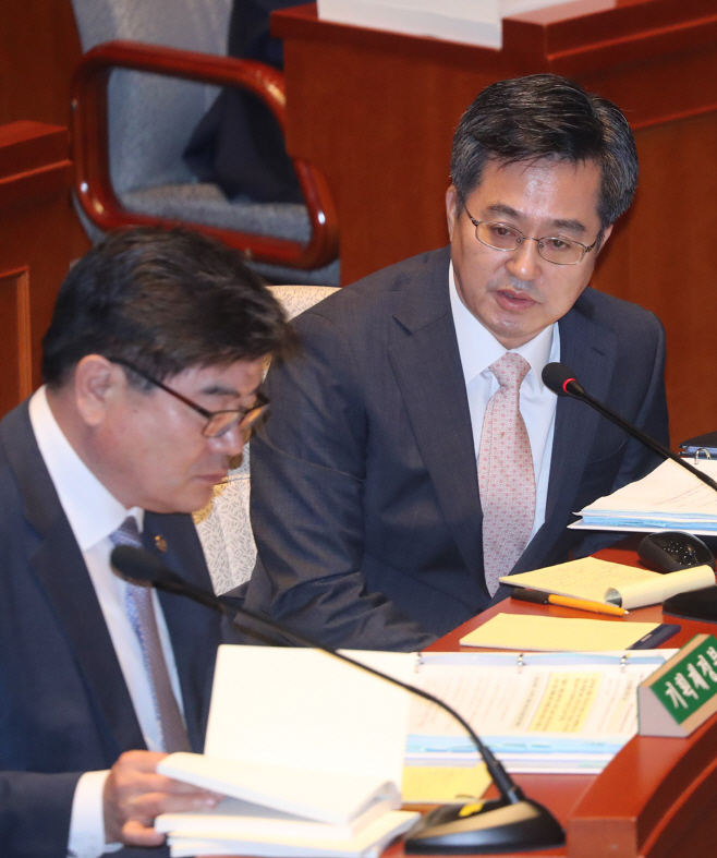 예결위 참석한 경제부총리
