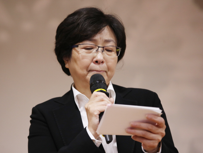 울먹이는 김은경 장관