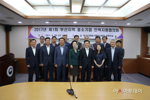 인력지원정책협의회 위원 단체사진1