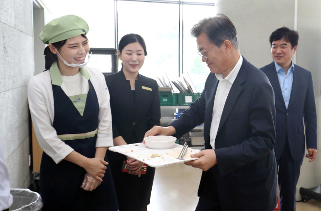 처음 접하는 대통령의 모습!<YONHAP NO-4274>
