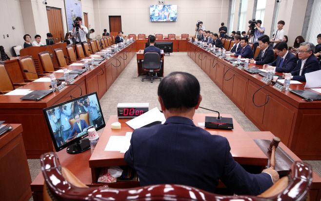산자위, 자유한국당 불참 개회