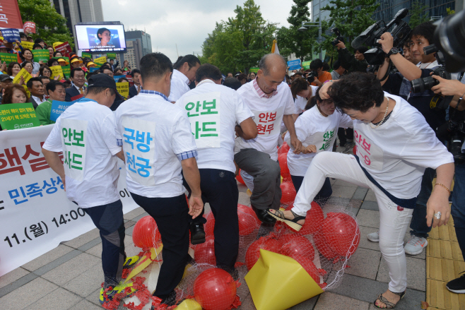 북핵, ICBM 등을 저지하는 퍼포먼스를 선보이고 있는 참석자들