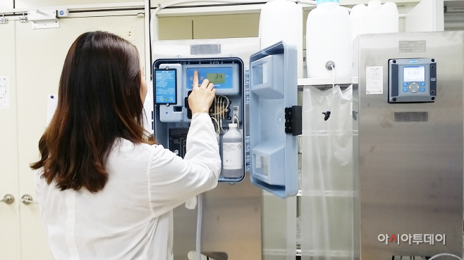 보도사진1 - KTL 연구원의 먹는물 연속측정장비 관련 검사 진행