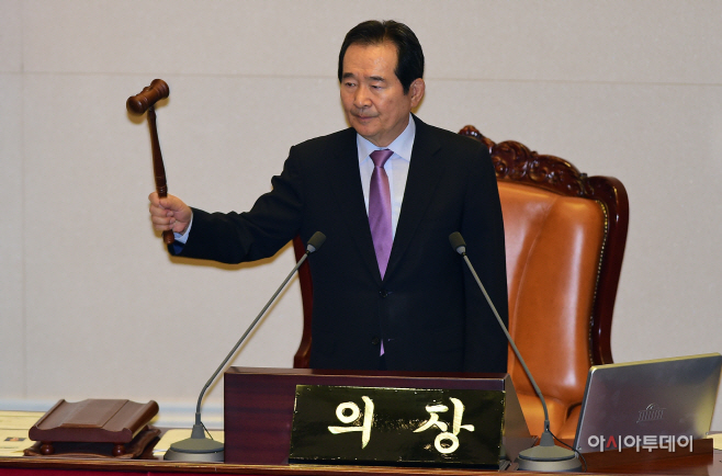 [포토] 의사봉 두드리는 정세균 의장