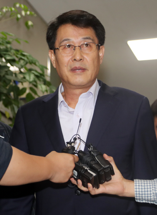 경찰 조사 마치고 나온 김광수 의원