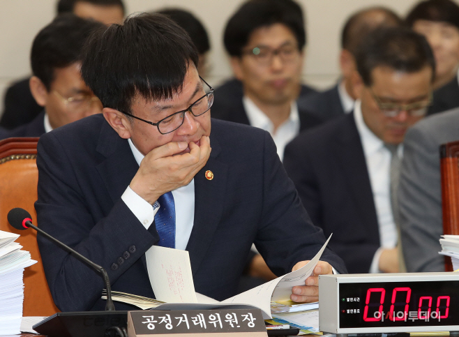 [포토] 생각에 잠긴 김상조 공정거래위원장