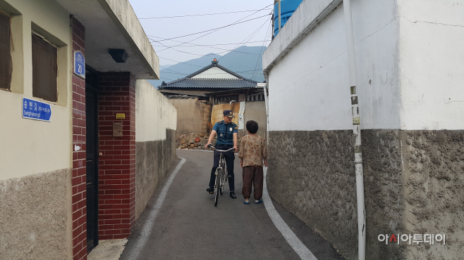 창녕경찰서 골목길 자전거순찰에 나서 (1)