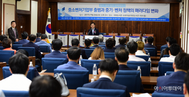 [포토] 환영사하는 김경수 의원