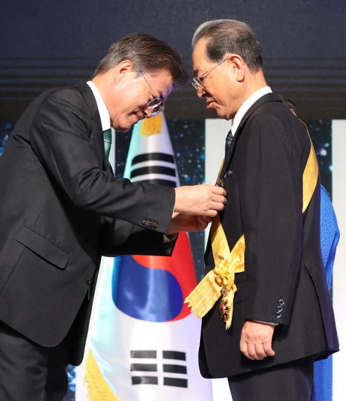 문 대통령, 국민훈장 무궁화장 수여