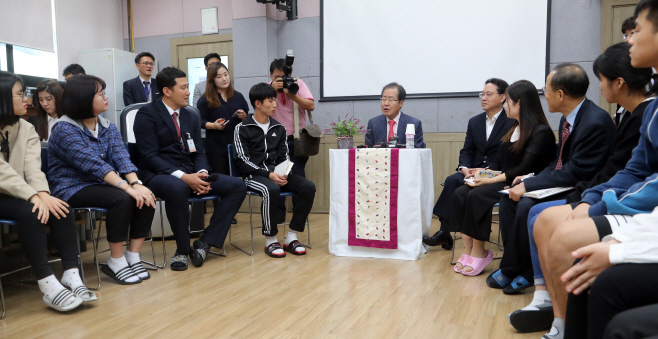 탈북 청소년 만난 홍준표 대표