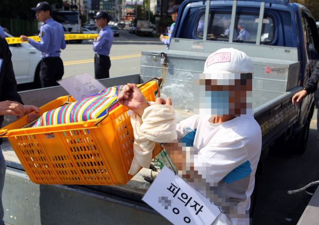 차량에서 시신을 옮기는 공범