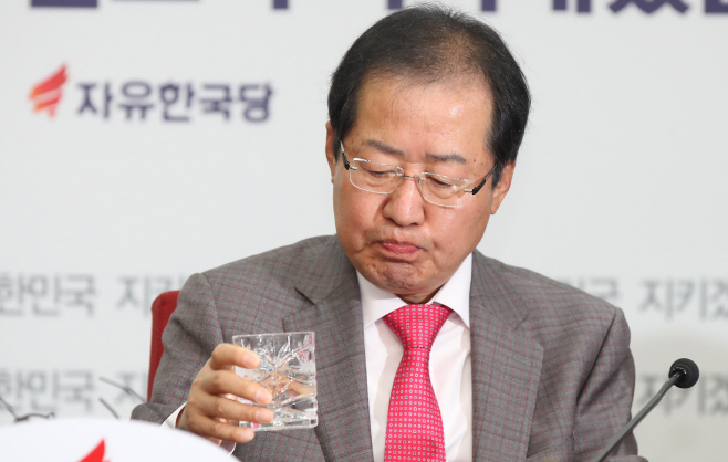 목 축이는 홍준표 대표