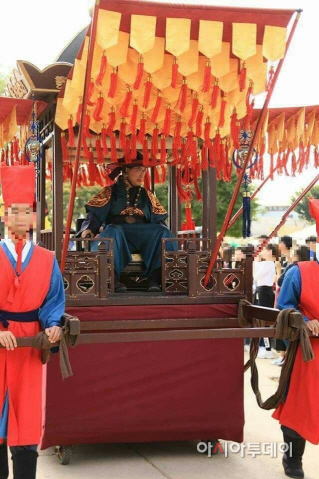태종대왕 행렬중 어가에 앉은 이완섭 서산시장
