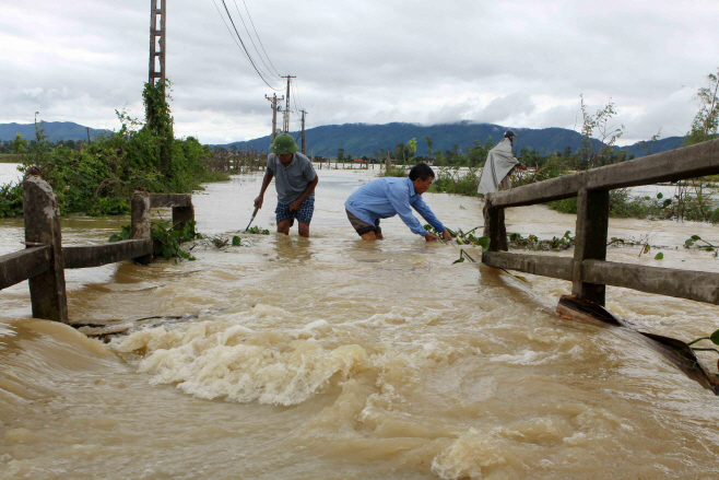 VIETNAM-DISASTER-FLOOD-LANDSLIDE <YONHAP NO-2832> (AFP)