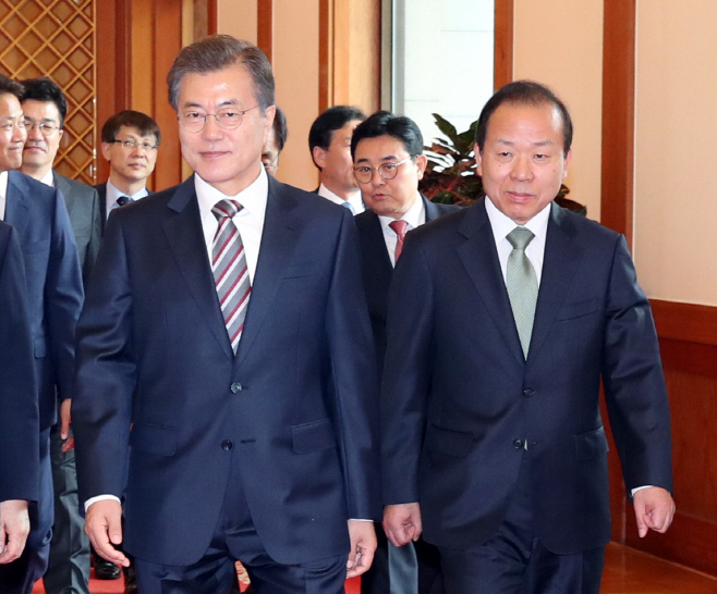문 대통령, '김이수 헌법재판소장 권한대행과 함께'