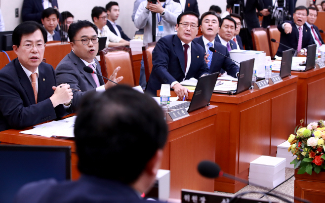 농해수위 국감, 위원장과 설전 벌이는 한국당