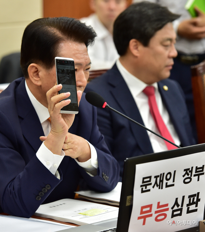 [포토] 노트북 문구 부착 사례 보여주는 김한표 자유한국당 간사