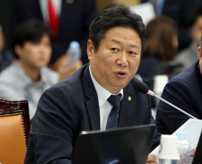 황희 의원 질의<YONHAP NO-4873>