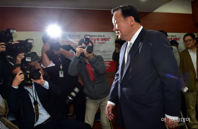 [포토] 박근혜 전 대통령 출당 논의 윤리위 참석하는 정주택 위원장