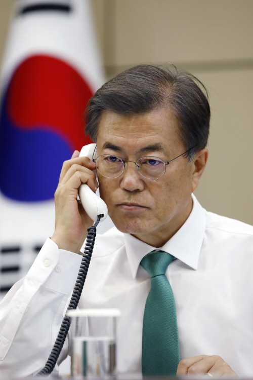 문 대통령, 아베 일본 총리와 전화 통화