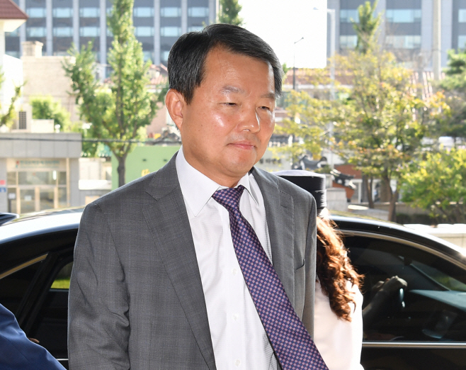 출근하는 이진성 헌법재판관
