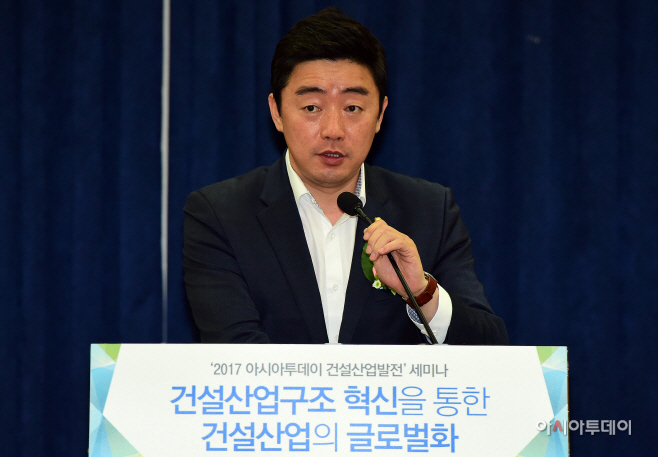 [포토] 환영사하는 강훈식 의원