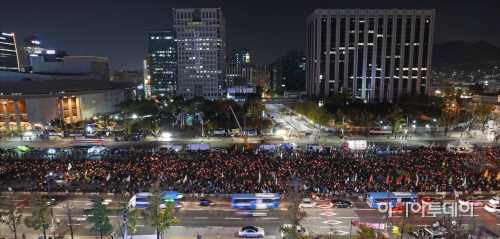 [포토] 다시 불 밝힌 촛불