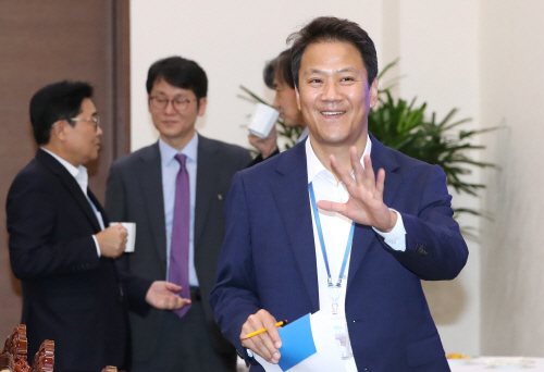 수석보좌관회의 입장하는 임종석 비서실장