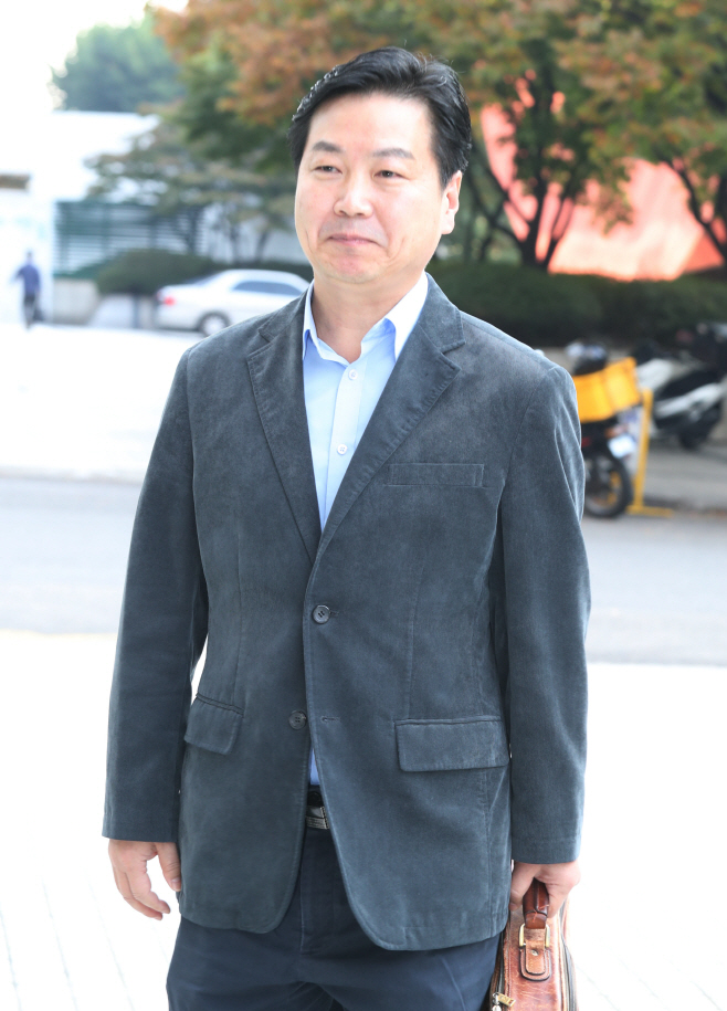 청문회 준비 사무실로 첫 출근하는 홍종학 후보자