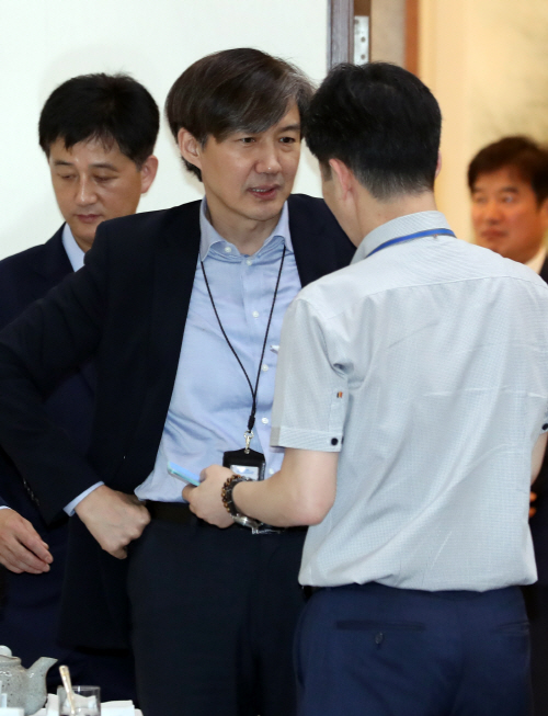 얘기 나누는 조국 민정수석