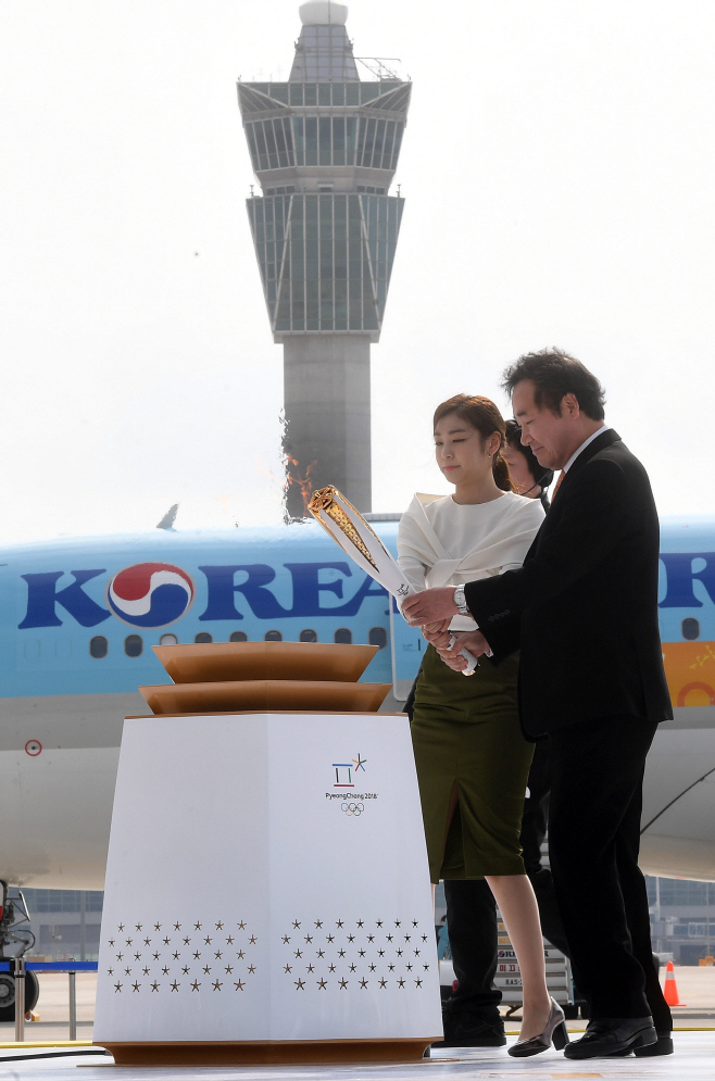 평창 성화 점화하는 이낙연 총리와 김연아