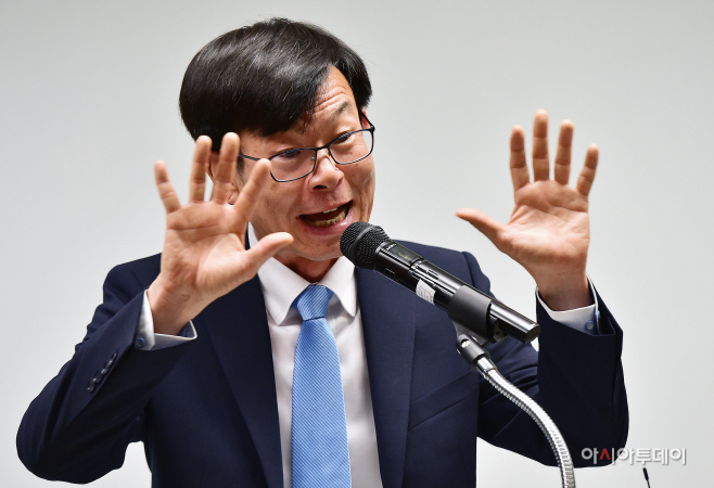 [포토] '재벌 저격수' 김상조 공정거래위원장 내정자 기자간담회