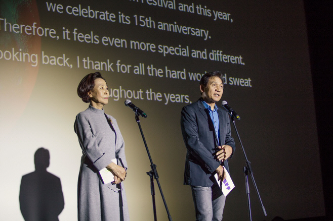 사진1 AISFF2017_개막식_손숙 이사장, 안성기 집행위원장