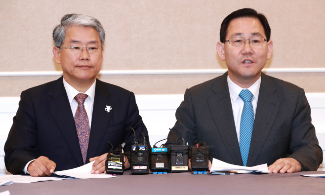 공동추진 법안 설명하는 주호영 원내대표