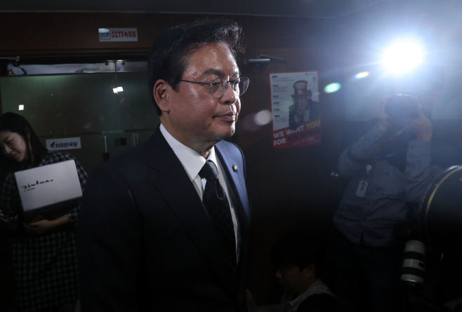 당사 나서는  정우택 원내대표