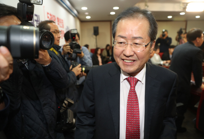 박 전 대통령 제명 발표 마친 홍준표 대표