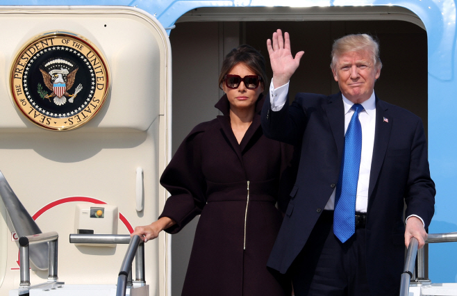 도널드 트럼프 미국 대통령 오산공군 기지 도착
