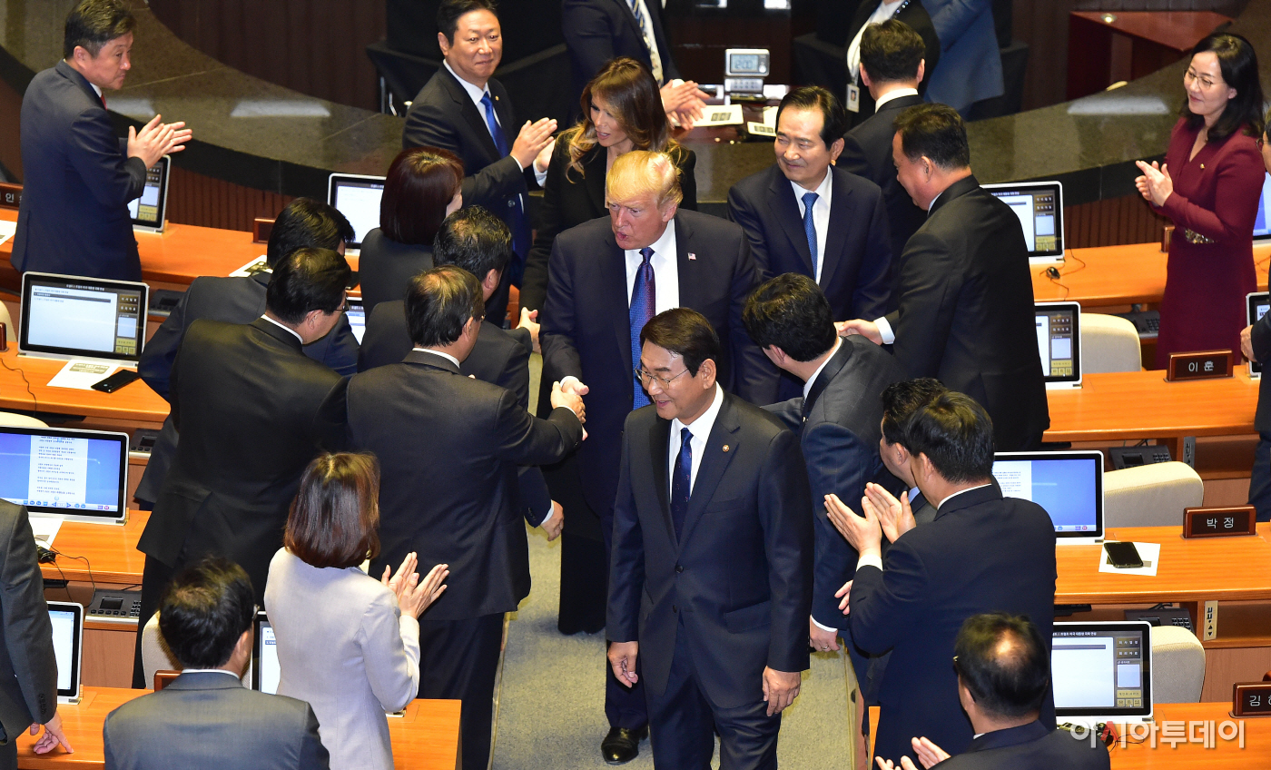 포토] 본회의장 떠나는 트럼프 미 대통령과 멜라니아 여사 - 아시아투데이