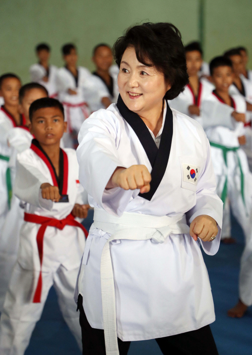 김정숙 여사, '태권도는 이렇게'