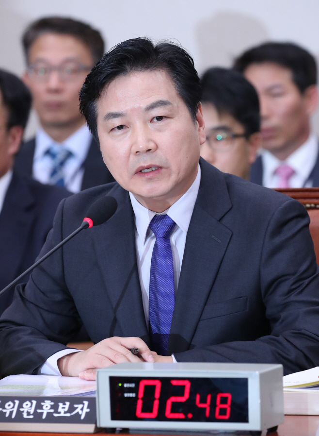 질문에 답변하는 홍종학 후보자