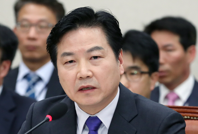 질문에 답변하는 홍종학 후보자