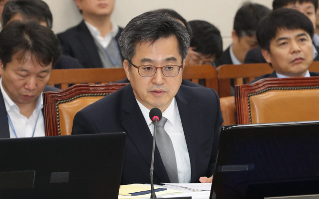답변하는 경제부총리