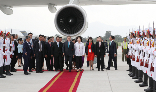 APEC 참석차 베트남 도착 문대통령