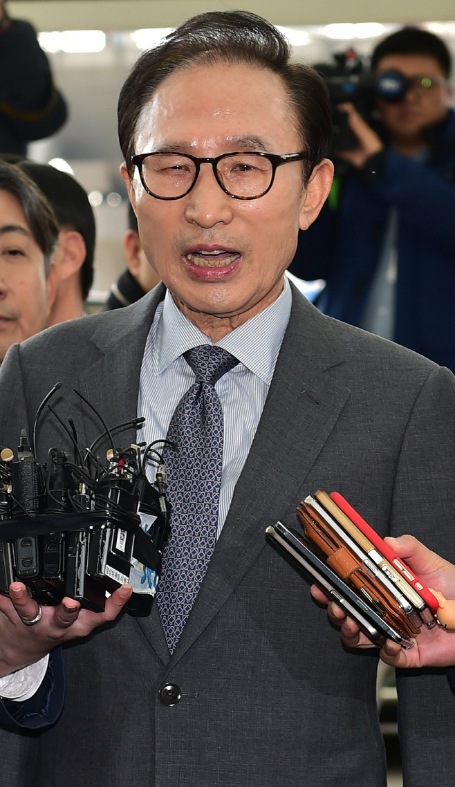 [포토] 답변하는 이명박 전 대통령
