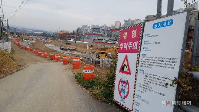 탄천변 제방공사
