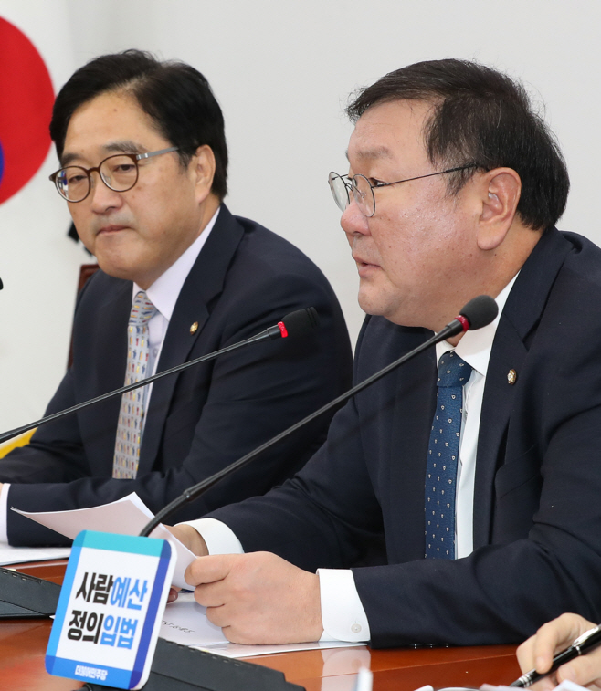 발언하는 김태년 정책위의장