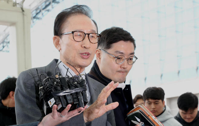 '적폐청산' 입장 밝히는 이명박 전 대통령