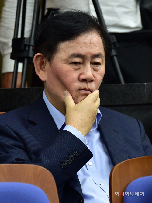[포토] 생각에 잠긴 최경환 의원