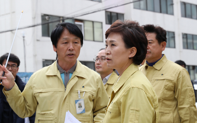 포항 지진 피해현장 찾은 김현미 장관